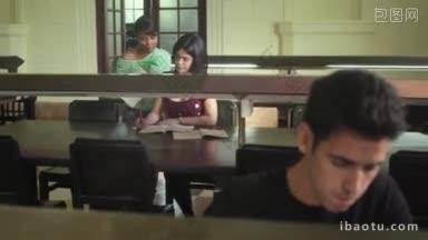在校的年轻人<strong>男女</strong>学生在大学图书馆学习和做作业